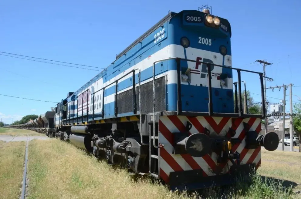 La formación del tren de carga permaneció detenida en Regina debido a la acumulación de agua sobre un tramo de las vías. Foto: archivo
