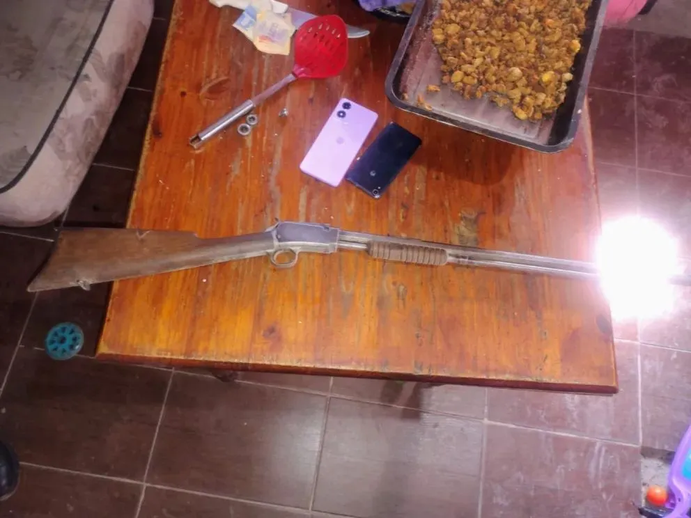 Secuestraron una camioneta, un camión, armas y notificaron a un hombre por encubrimiento. (Foto: Gentileza)