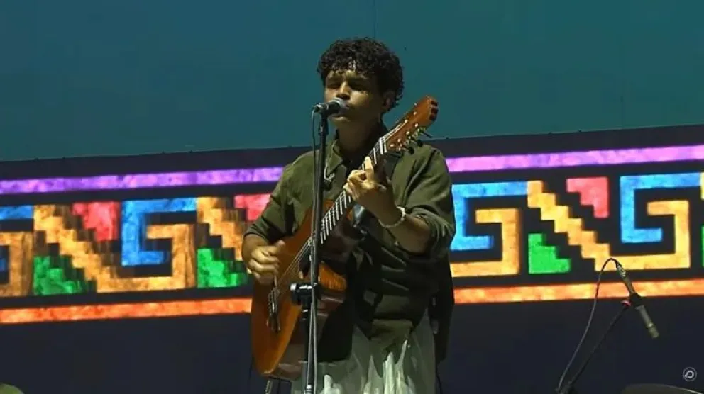 Fue presentado en el escenario como “el futuro de la música patagónica”. (Foto captura)