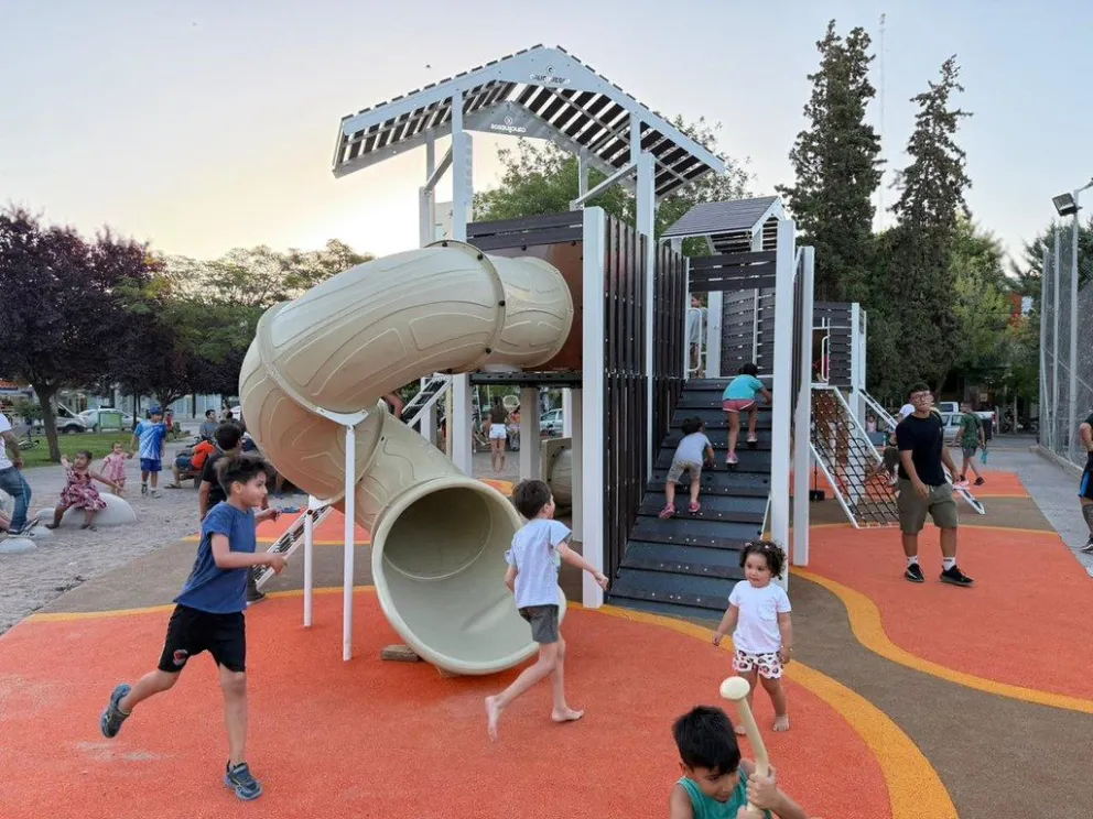 Los nuevos juegos infantiles están construidos en materiales especiales, para evitar lesiones en los niños. Foto: Prensa Municipalidad.