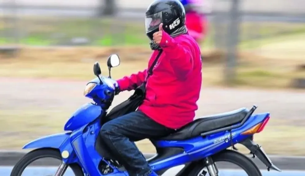 Desde el municipio recordaron la obligatoriedad de uso de caso del conductor y acompañante al circular en moto. Foto: archivo