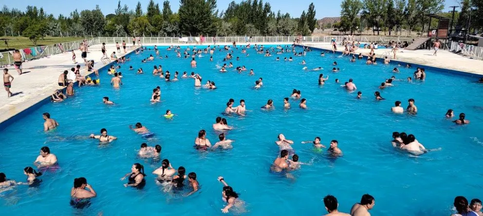 La pileta municipal de la Isla Jordán: un lugar para disfrutar en un sitio cuidado. Pero ojo con estar mucho tiempo al sol. Foto: Prensa Municipalidad.