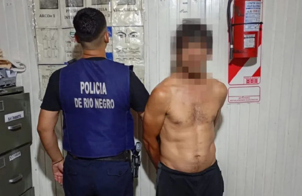 El sujeto tenía un pedido de captura emitido por el Juzgado de Ejecución Penal 8, de Cipolletti. Foto: Policía de Río Negro.