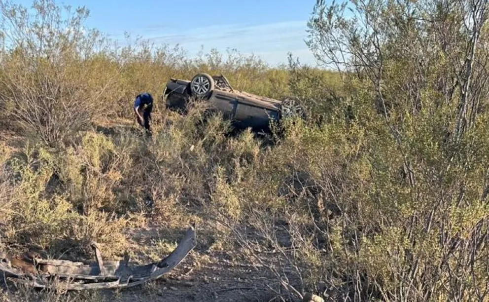 El vuelco fatal se produjo en un camino rural, cerca de la central Divisaderos, sobre el río Colorado. La víctima era del Alto Valle. Foto: gentileza Infopico.
