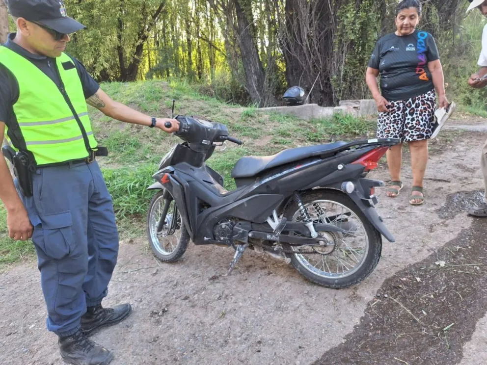 El joven cayó al canal de riego tras golpear con el muro del sifón. Está internado en el hospital Castro Rendón. Foto: gentileza Centenario Digital.