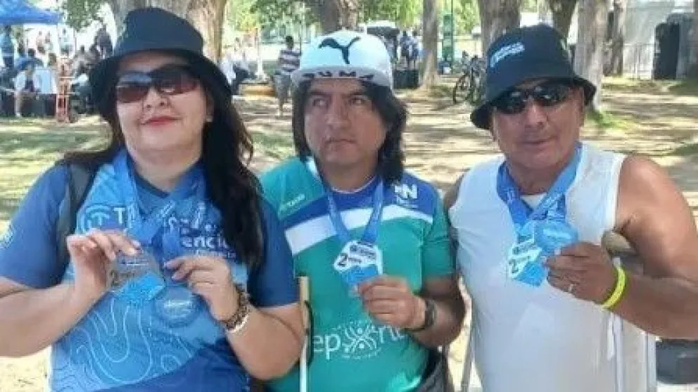 El equipo de triatlón inclusivo "Alto Valle" logró el segundo puesto en el Triatlón de la Confluencia y busca apoyo para continuar compitiendo. Foto cortesía