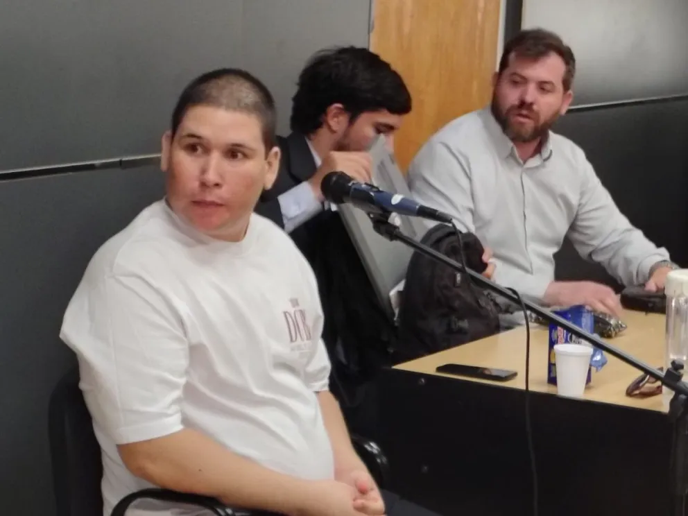 Gonzalo Segobia (izq), junto al defensor particular Sebastián Perazzolli (der).