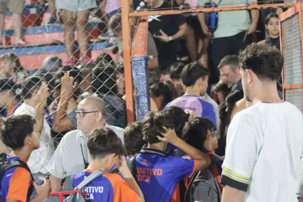 La semifinal donde el Deportivo Roca cayó por penales fue detenida por el arbitro por los excesivos silbidos e insultos hacia los niños visitantes, que rondan los 14 años. Foto: Tania Domenicucci-ANR.