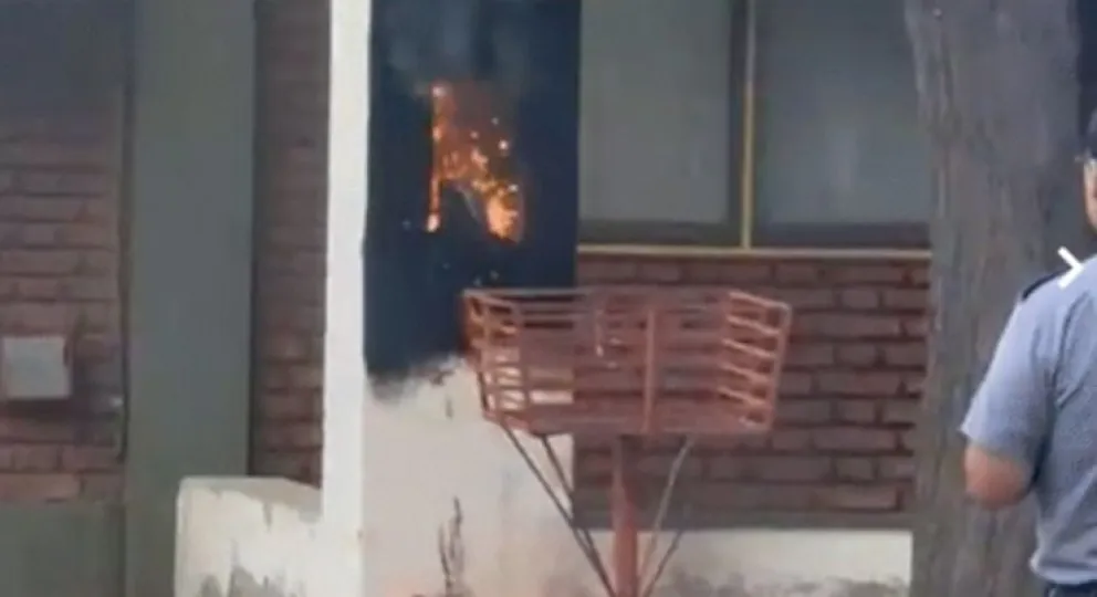 El desperfecto eléctrico se registró el lunes en la escuela 313 de Cipolletti. Foto gentileza