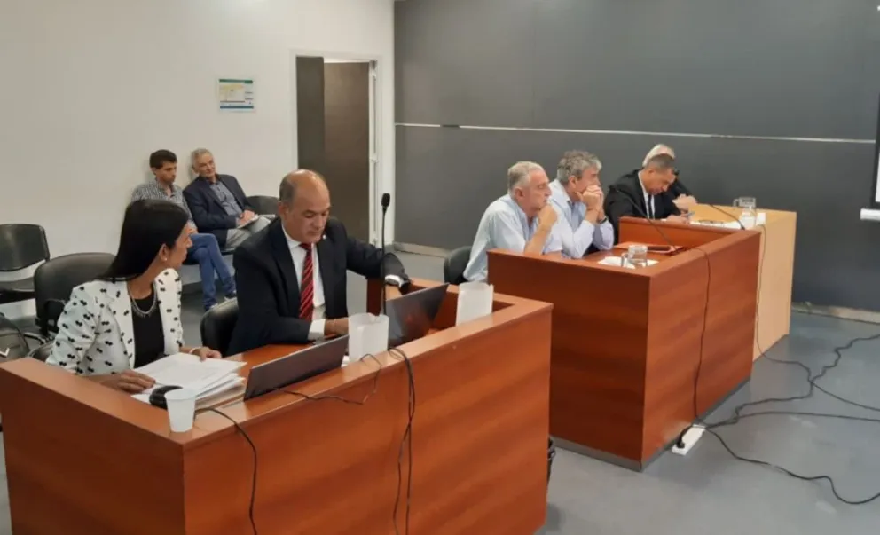 El juicio contra el exintendente Reggioni y el empresario Sarasola comenzó esta mañana. La Fiscalía les imputó el delito de administración fraudulenta y peculado.