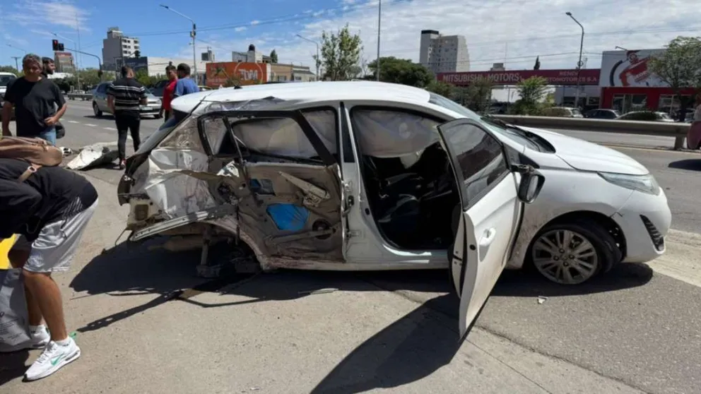 Un Ford Fiesta embistió a un Toyota Yaris que circulaba con semáforo habilitado y escapó del lugar, dejando su patente en el asfalto. Foto gentileza