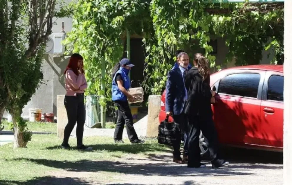 De los operativos, cinco se realizaron en Plottier, incluyendo la sede de la Municipalidad y el domicilio particular de Bertolini. Foto gentileza