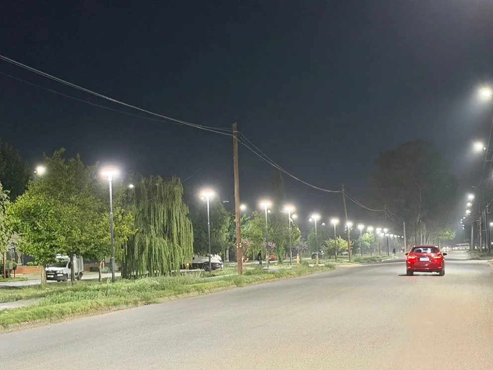 El objetivo es llegar a fin de año con alumbrado público Led en todos los barrios, anunció el intendente Buteler. Foto: Prensa Municipalidad.