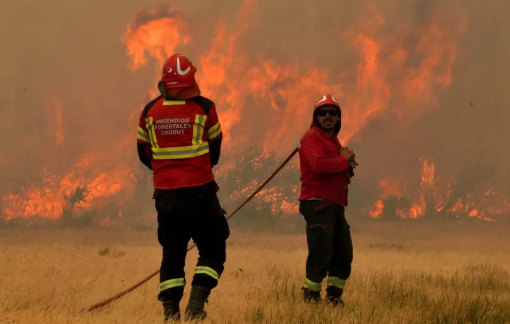 Alrededor de 500 combatientes de Chubut, Buenos Aires, Neuquén, y Río Negro continúan combatiendo los focos ígneos reportados en distintos sectores de la región. Foto Diario Jornada