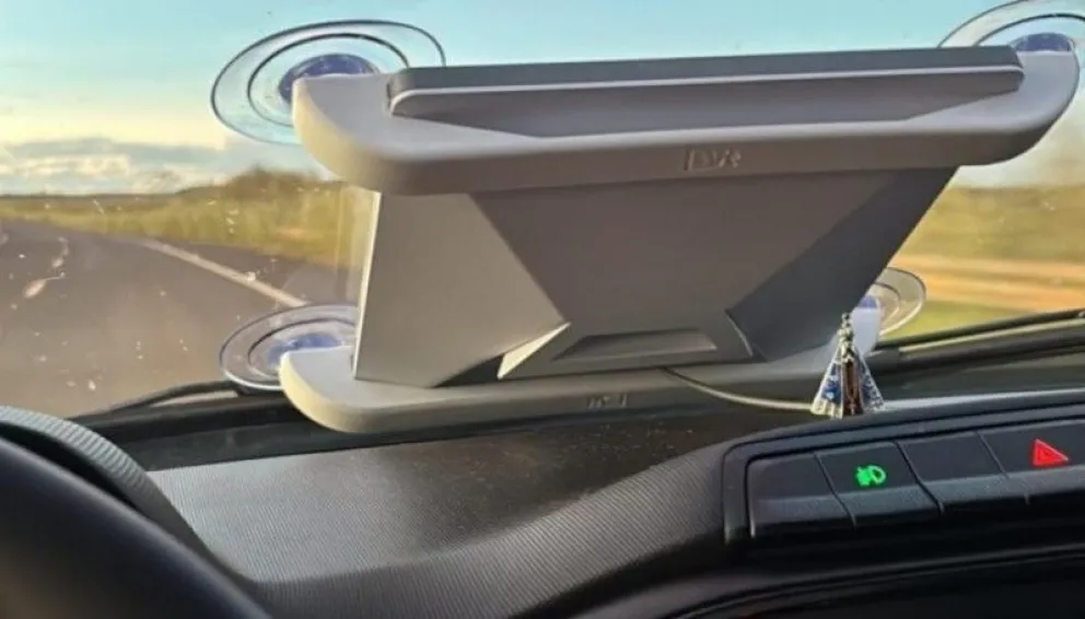 Por qué se puede recibir una multa por llevar la antena satelital sujeta al parabrisas. Foto: archivo.