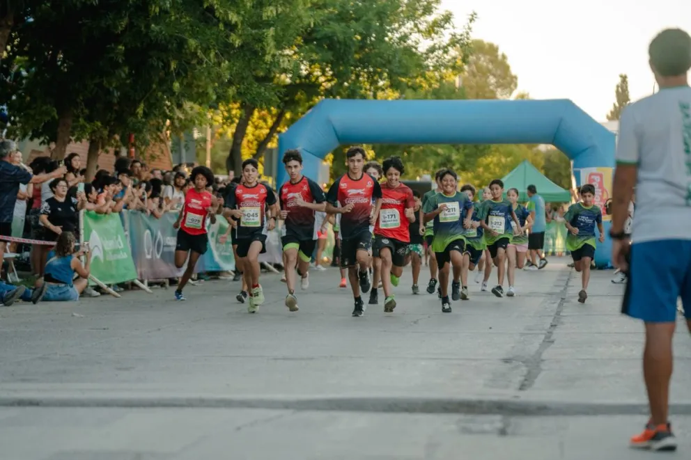 La Milla Nocturna reunió a más de 270 atletas y encendió la previa de la Corrida de Cipolletti. Foto gentileza