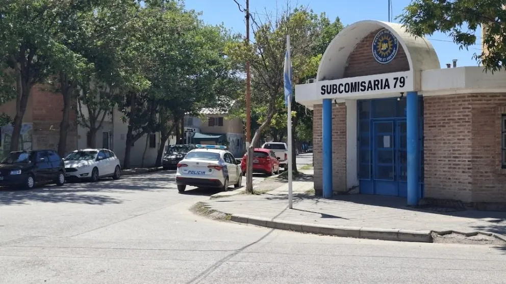 Según la acusación fiscal, el hecho se produjo en la noche de ayer, cuando el joven se encontraba demorado en la Unidad 79. Foto Cipo360