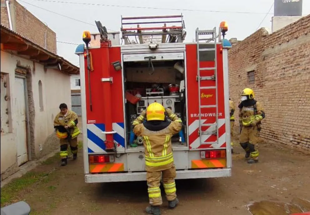 Los bomberos debieron intervenir ante diversos inconvenientes producidos por las ráfagas de viento: un principio de incendio y la caída de un árbol sobre un automóvil. Foto: archivo.
