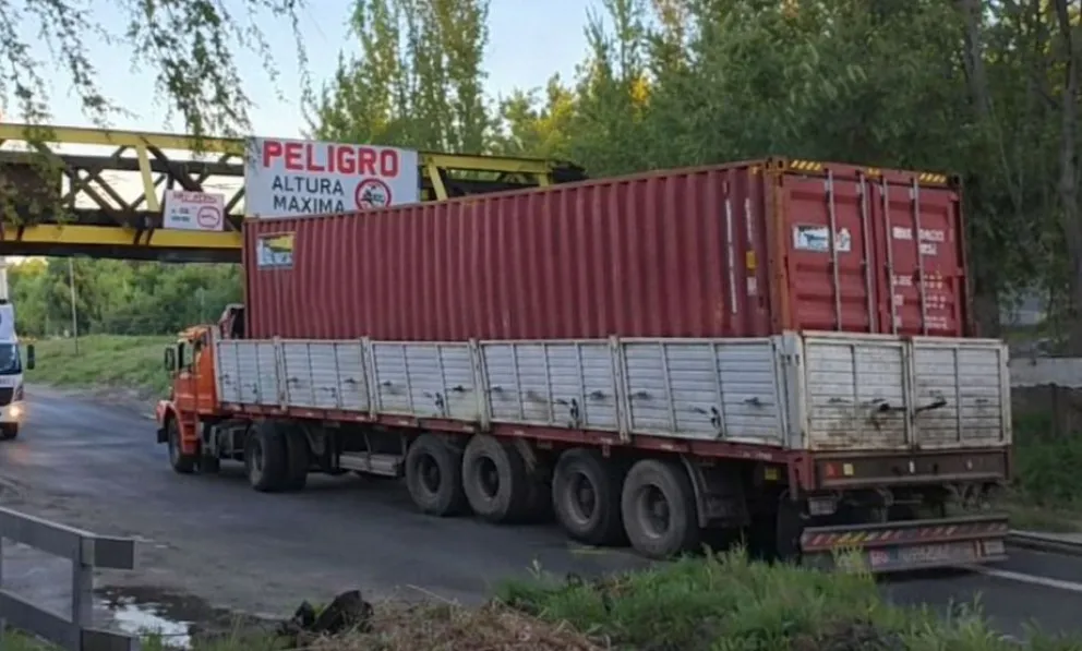 El impacto del camión contra la estructura del puente produjo inconvenientes en el tránsito durante una hora de mucho tránsito. Foto: archivo.