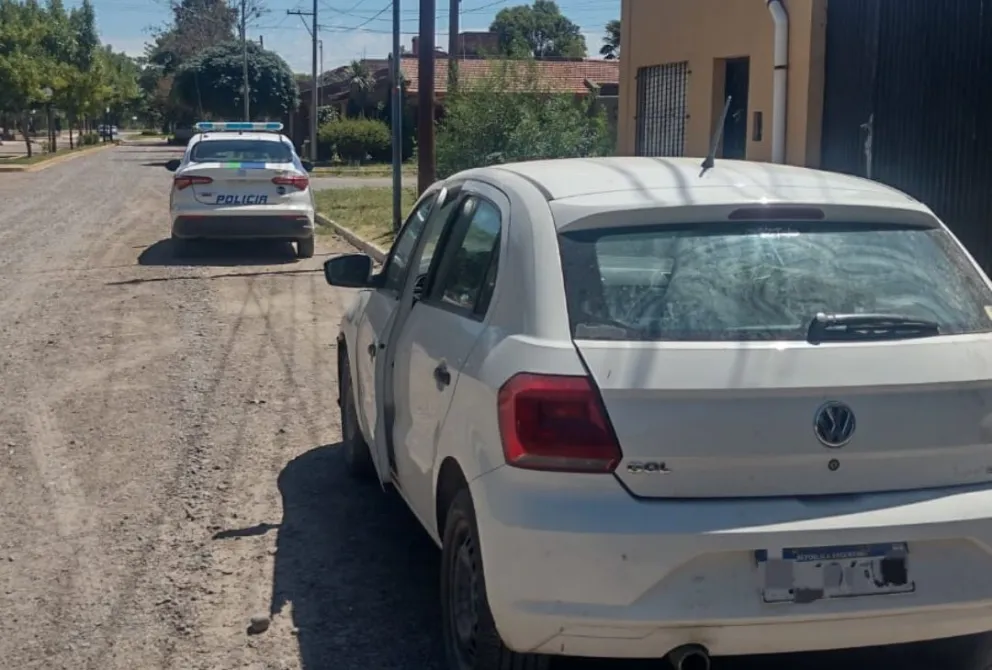 El VW Gol estaba estacionado en una calle que da hacia el río Negro, en la localidad de Choele Choel. Había sido robado en Cipolletti hacía una semana.