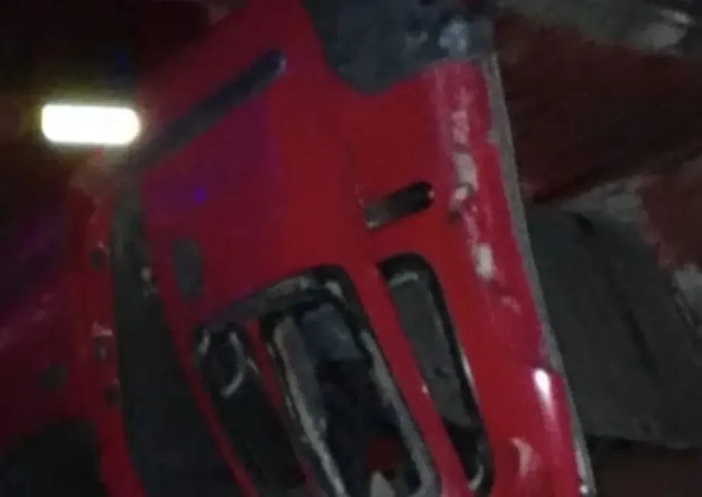 La Kangoo quedó dada vuelta. Hay otras cuatro personas heridas, que fueron trasladadas a centros de salud del Valle Medio. La familia regresaba de sus vacaciones. Foto: gentileza "7 en punto".