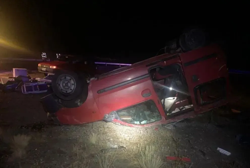 La Kangoo se despistó al ingresar la rotonda de El Solito, en el cruce de las rutas 2 y 250, y volcó en forma espectacular. Ya hay dos víctimas. Foto: gentileza portal Noticias.