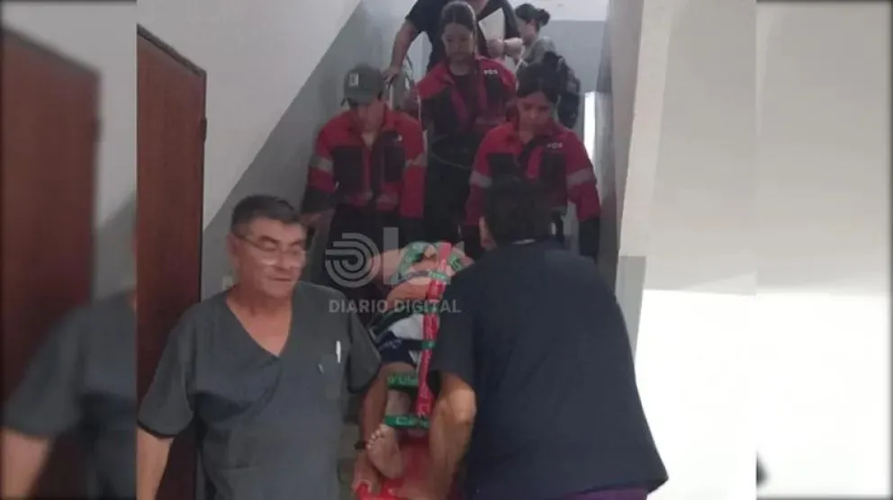 Personal del hospital junto a Bomberos Voluntarios trasladaron por las escaleras a un paciente desde el cuarto piso a planta baja. Foto: gentileza