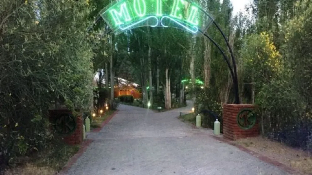 Un hotel alojamiento era reincidente en colgarse del servicio eléctrico. Fuente: (Facebook).