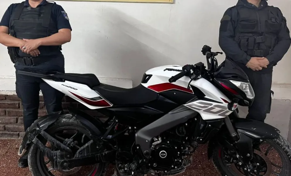 La moto que fue robada dos veces: la primera vez, en Cutral Co; la segunda, en el patio de la comisaría de Centenario. Foto: gentileza Centenario Digital. 