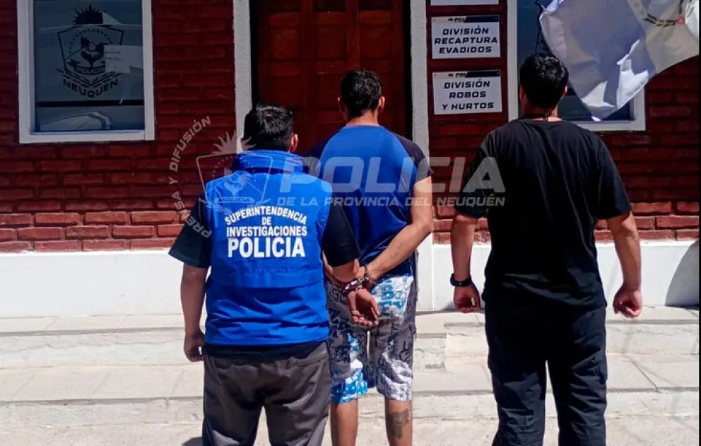 El detenido tiene varias causas pendientes por portación y tenencia de armas, amenazas y lesiones. Foto: Policía de Neuquén.