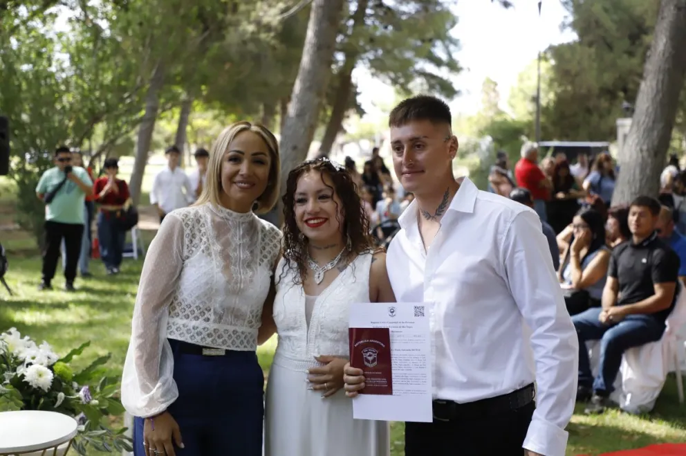 El casamiento masivo tuvo segunda celebración en el Parque Rosauer de Cipolletti. Foto Gobierno Río Negro