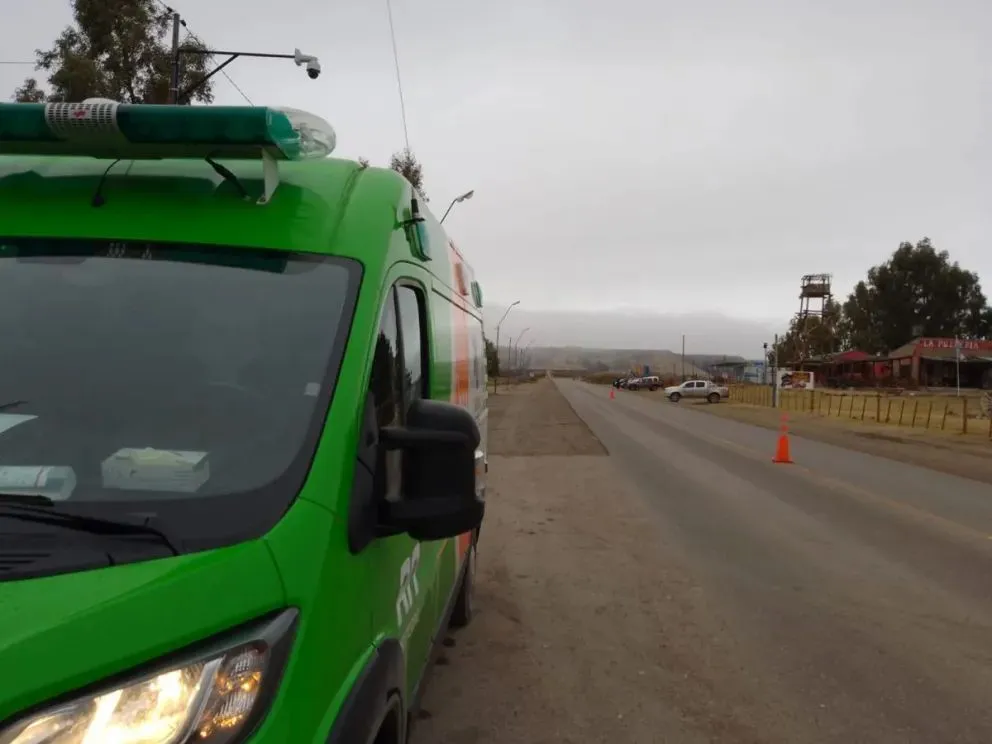 Las personas heridas fueron trasladadas en ambulancias hacia Roca por la Ruta 6 tras el choque ocurrido cerca de El Cuy. Foto: archivo