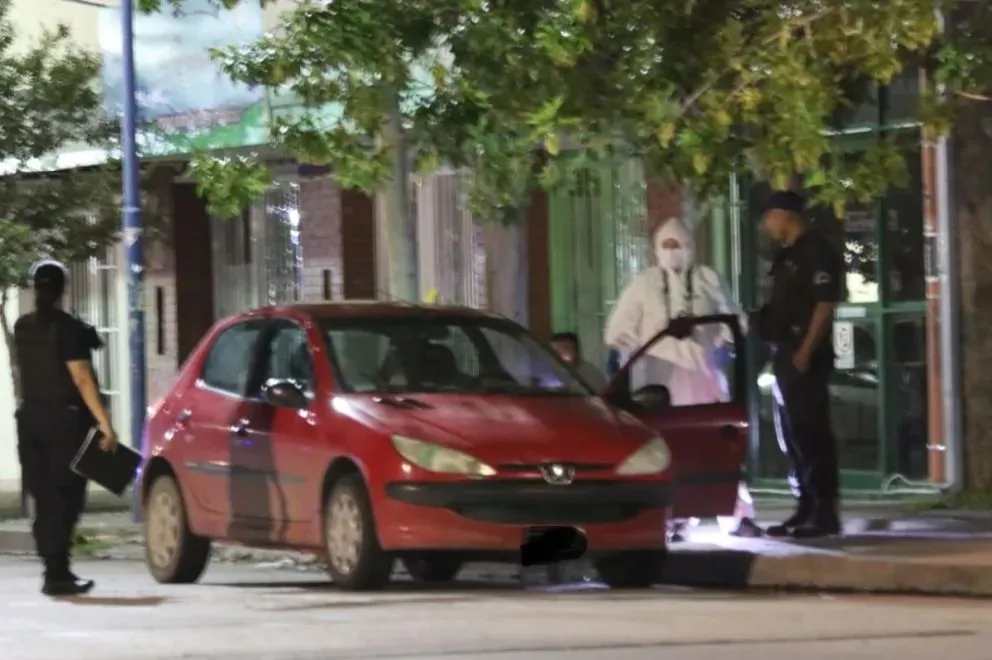 El cuerpo fue encontrado dentro del vehículo estacionado sobre calle Belgrano, pleno centro de Roca. Foto: Tania Domenicucci-ANR