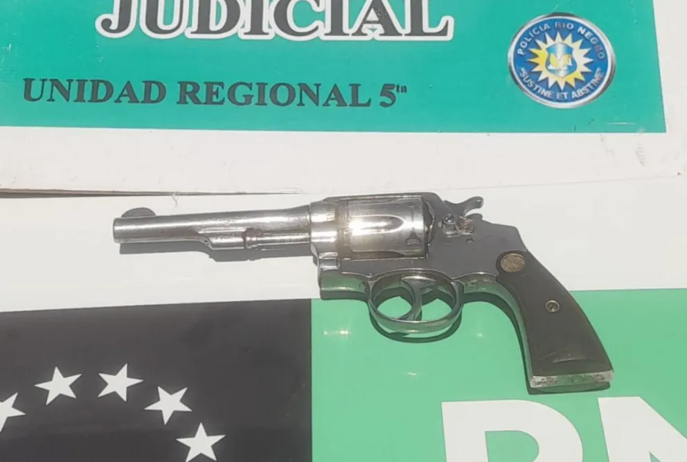 El revolver fue secuestrado por los efectivos policiales y será sometido a diversas pericias. Foto: Policía Río Negro.
