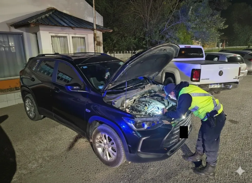 La Toyota tenía pedido de secuestro emitido por la policía de Lomas de Zamora, en el Gran Buenos Aires. Foto: Policía de Río Negro.