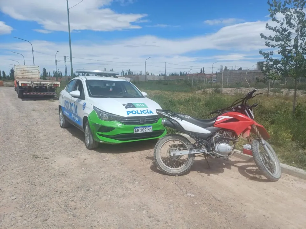 Los jóvenes todavía merodeaban por el sector cuando fueron interceptados por un equipo policial. Foto: Policía de Río Negro.