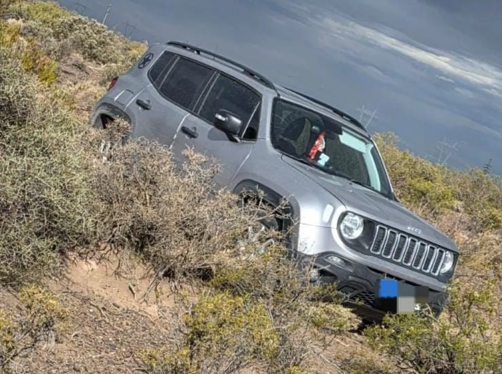 La camioneta 4x4 fue abandonado a 18 kilómetros de Sargento Vidal, en una zona de estepa, tras una persecución policial. Foto: Policía de Río Negro.