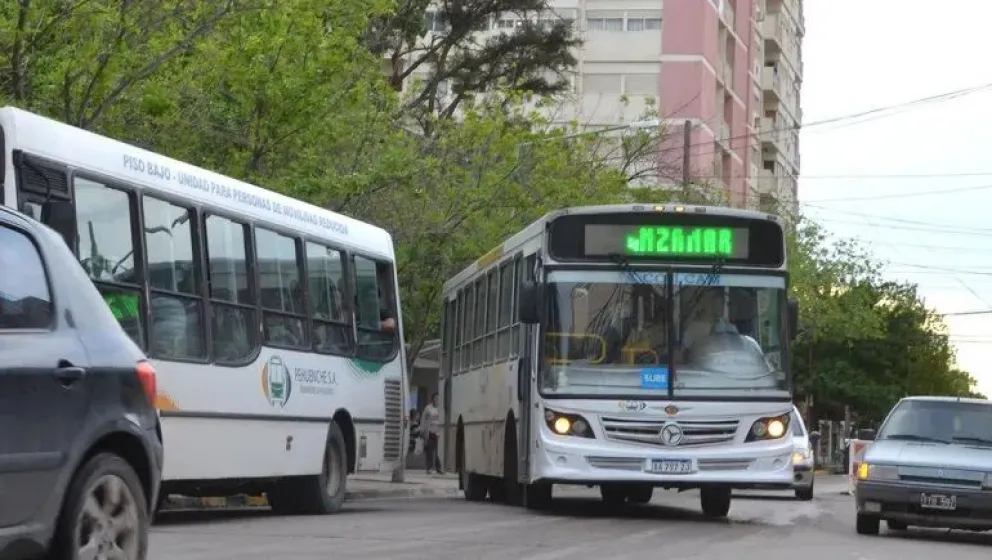 El chofer de la empresa sufrió golpes y empujones durante el asalto a la unidad que manejaba. Foto: archivo.