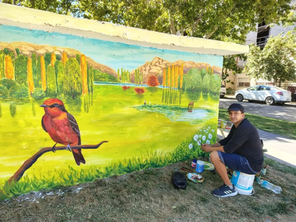Luciano avanza con los nuevos murales, en la casilla de bombas de la plazoleta de Alem y Belgrano. Foto: Cipo360.
