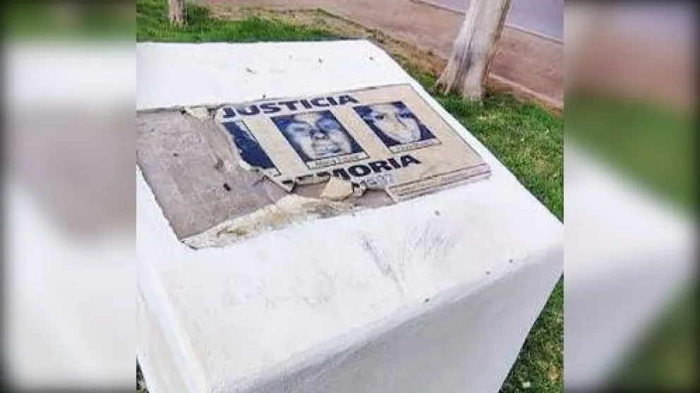 El monolito apareció vandalizado durante el fin de semana pasado. La municipalidad anunció que repondrán la placa y repararán los daños. Foto: gentileza.