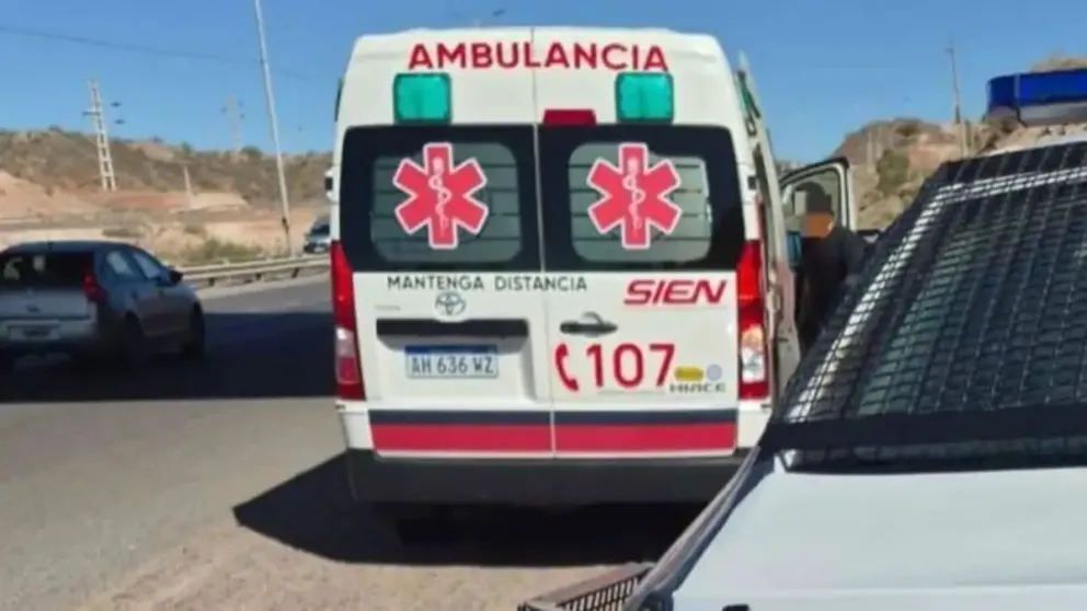 Entre la policía y el equipo médico lograron cambiar la decisión del joven, que estalló en una crisis de llanto. Fue trasladado al Hospital Castro Rendón para su atención. Foto: gentileza.