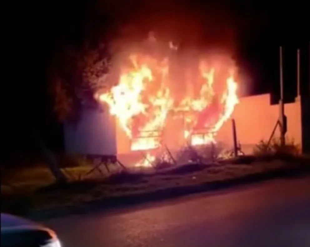 La vivienda, una casilla prefabricada, resultó presa de las llamas y quedó inhabitable. Foto: gentileza.