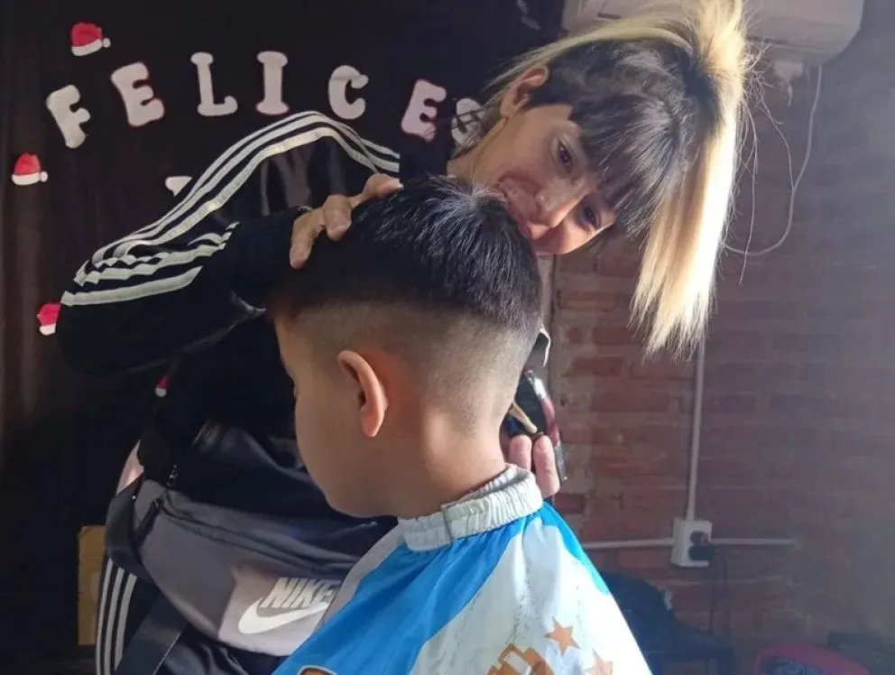 Este miércoles se inició el programa de peluquería solidaria y gratuita para que los chicos vuelvan a la escuela con nuevo look. Fotos: gentileza