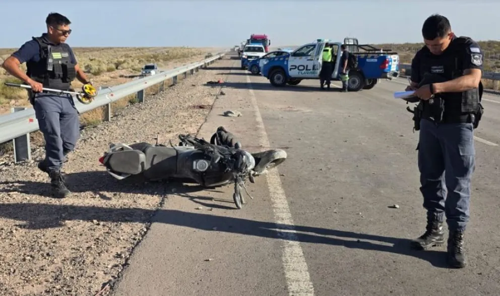 El conductor habría perdido el control de la moto debido al fuerte viento lateral en la meseta. Foto: gentileza Centenario Digital.