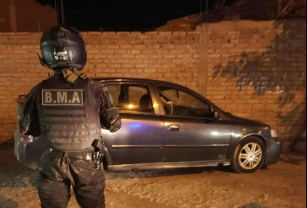 El Astra terminó estrellándose contra la pared de una vivienda en el Anai Mapu. Foto: gentileza BMA.