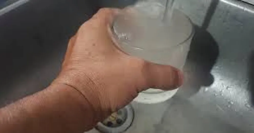Desde Aguas Rionegrinas indicaron que la turbiedad se debe a trabajos de mejora en la red. Foto Cipo360