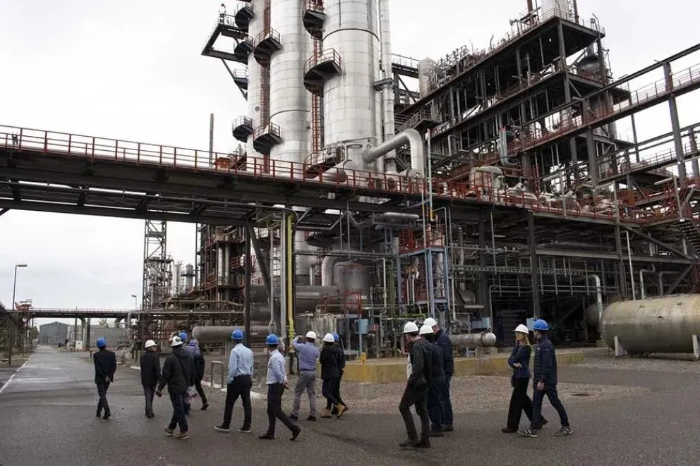 Funcionarios nacionales y representantes internacionales recorrieron la planta hace varios meses. Los trabajadores denuncian a la "burocracia" que impide volver a la producción de un insumo estratégico. Foto: archivo.