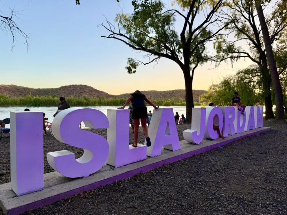 Esta tarde será la última jornada de la temporada de verano en la pileta y el balneario de la Isla Jordán. Foto: Prensa Municipal.