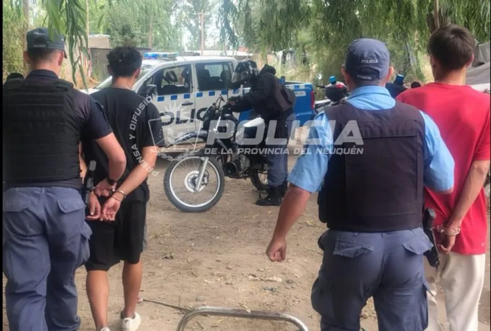 Los dos sujetos atacaron a un joven que caminaba por el Paseo costero del río Limay y le robaron su teléfono celular. Foto: Policía de Neuquén.