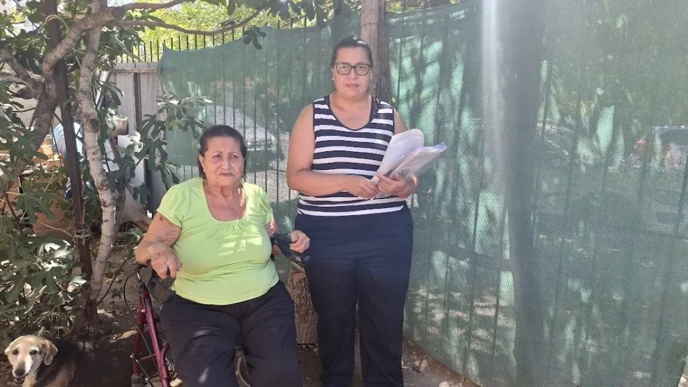 Lucía junto a su hija Rita esperan que la obra social de una respuesta urgente del Pami. Foto Cipo360